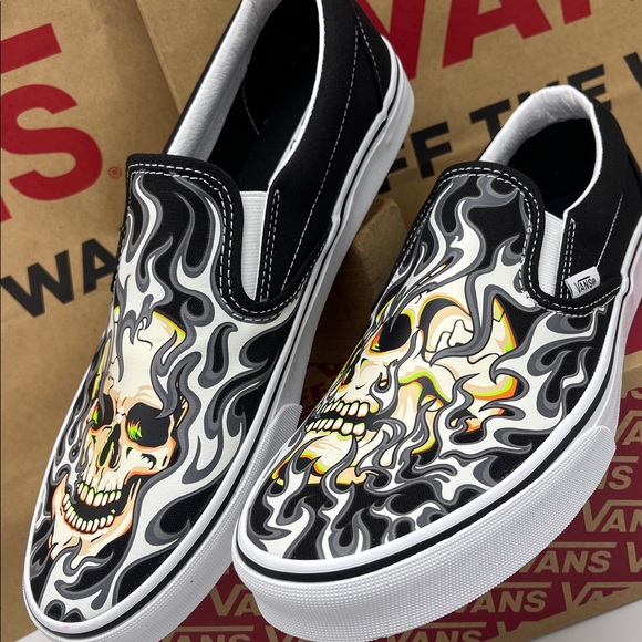 Vans Men’s Classic Slip-On
Flame Skull Black/True White
VN0009Q7BMX Sneakers - Picture 9 of 16